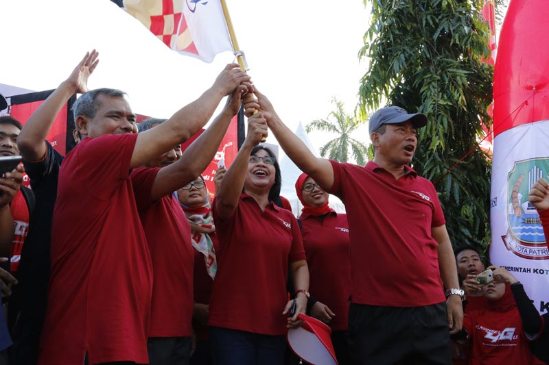  Venusiana Papasi (tengah) mewakili Telkomsel saat memeriahkan Fun Walk dalam rangka ulang tahun Kota Bekasi