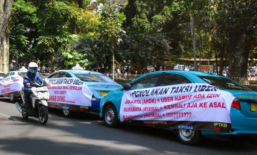 Aksi demo para supir taksi menuntuk penutupan Uber dan GrabCar (Foto: Beritagar.ID)