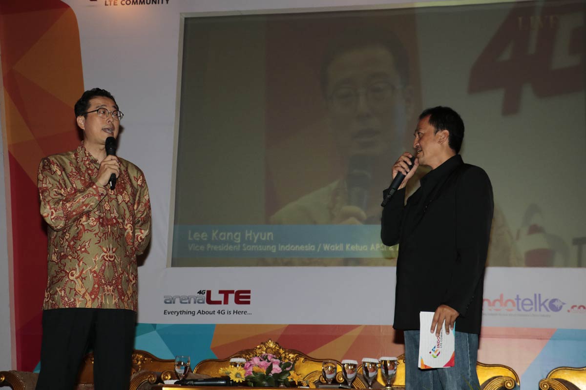 Lee Kang Hyun (kiri) saat menjadi pembicara Indonesia LTE Conference 2016 (Foto: Hendra Wiradi/ArenaLTE)