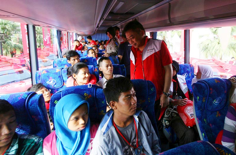 Direktur Utama Telkomsel Ririek Adriansyah meninjau peserta mudik