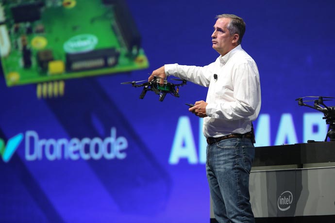 Brian Krzanich, CEO Intel memarmerkan Aero drone yang siap terbang