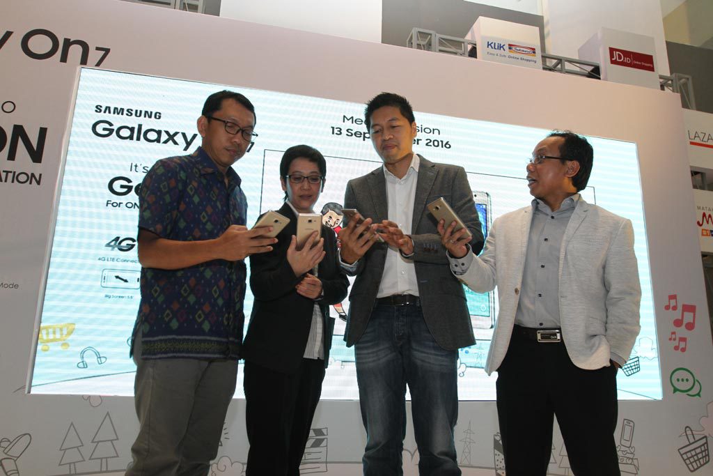 Jo Semidang, Corporate Marketing Director Samsung Electronics Indonesia (kedua dari kanan) saat peluncuran Samsung Galaxy On7 di Jakarta