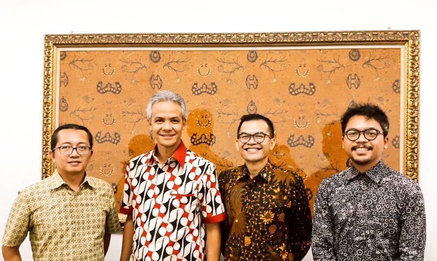 Gubernur Jateng Ganjar Pranowo (kedua dari kiri) dan Roy Simangunsong, Country Head Twitter Indonesia (ketiga dari kiri). 