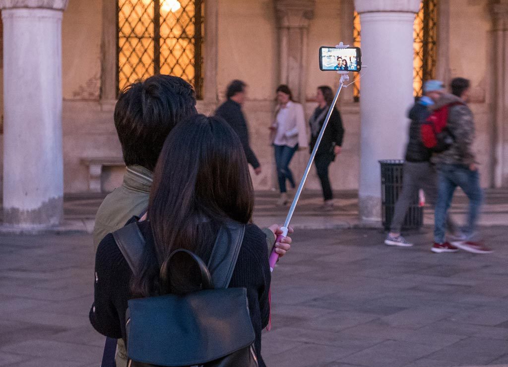 ilustrasi turis selfie dengan ponsel