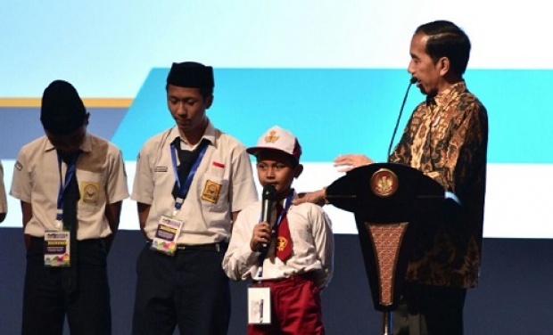 Presiden Joko Widodo saat memberikan pertanyaan kepada sejumlah pelajar