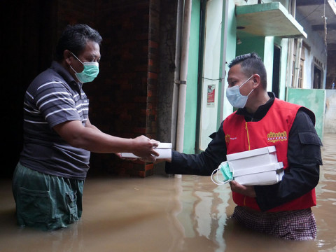 Mobil Klinik Indosat Ooredoo Salurkan Bantuan Untuk Korban Banjir 1